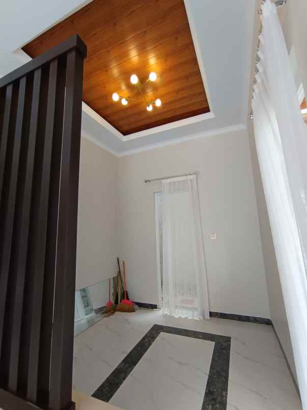 rumah 2 lantai dalam perumahan di palagan km 10