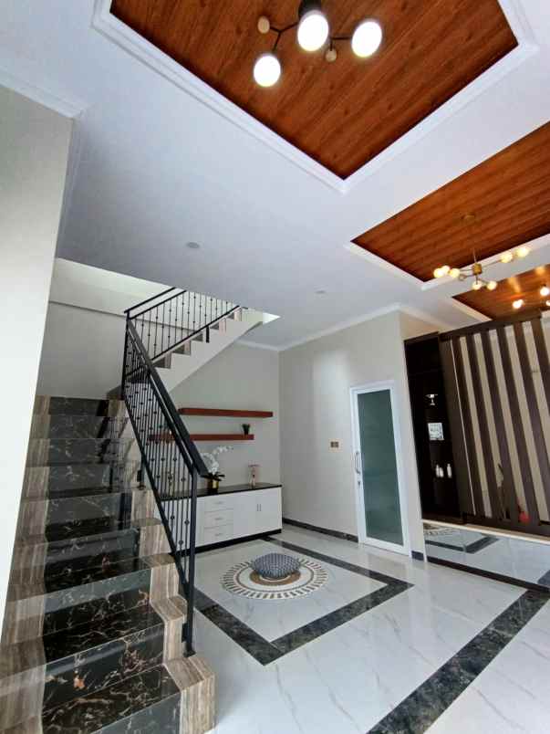rumah 2 lantai dalam perumahan di palagan km 10