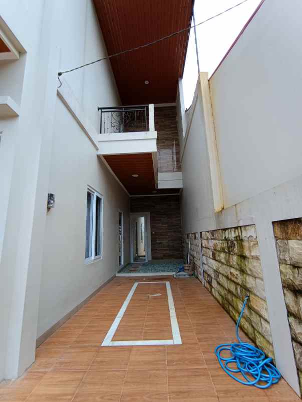 rumah 2 lantai dalam perumahan di palagan km 10