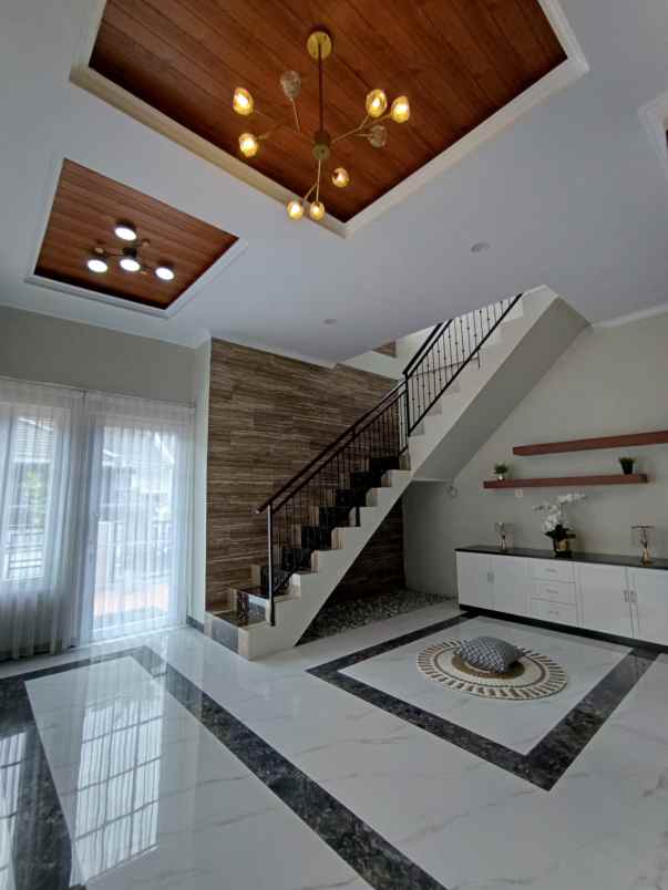 rumah 2 lantai dalam perumahan di palagan km 10