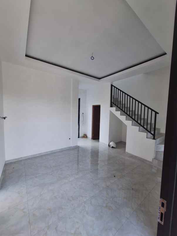 rumah 2 lantai free pagar lokasi singosari