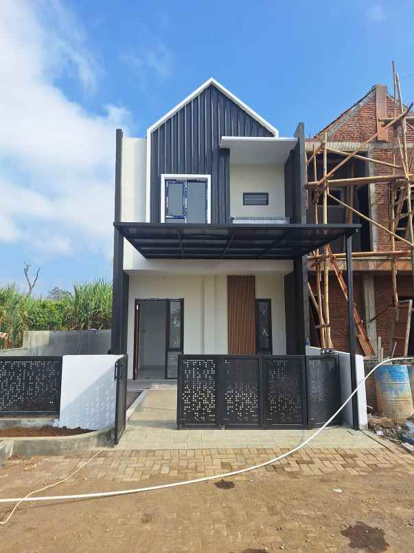 rumah 2 lantai free pagar lokasi singosari