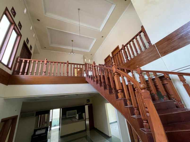 rumah 2 lantai rungkut asri