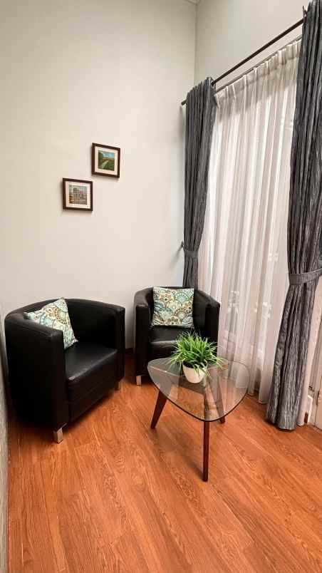 rumah dengan lokasi strategis di de latinos bsd