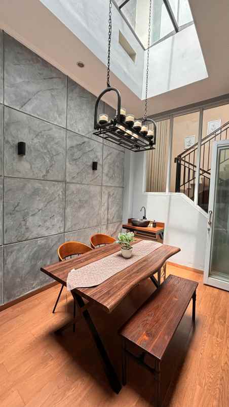 rumah dengan lokasi strategis di de latinos bsd