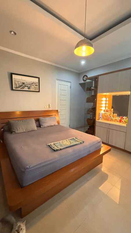 rumah dengan lokasi strategis di de latinos bsd