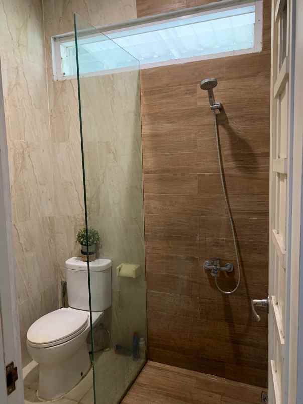 rumah dengan lokasi strategis di de latinos bsd