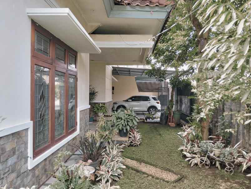 rumah hook 2 lantai di pusat kota bandung