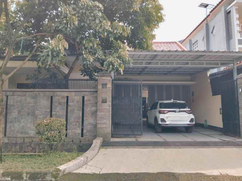 rumah hook 2 lantai di pusat kota bandung