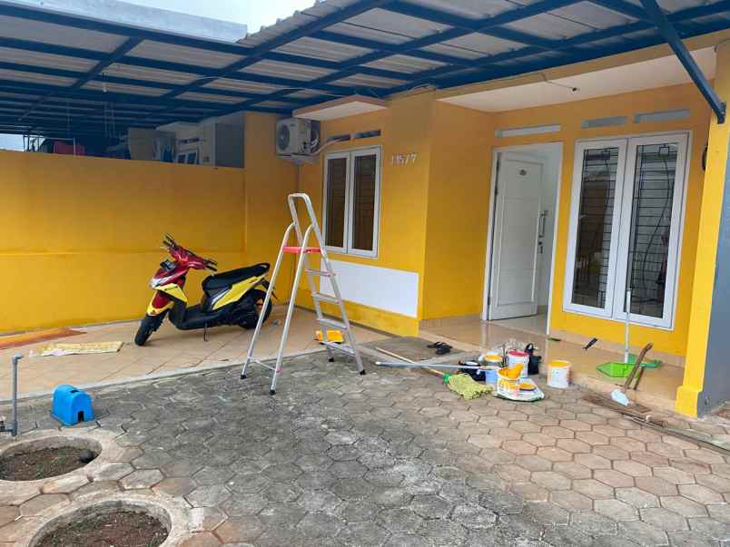 rumah hook strategis di bella residence depok