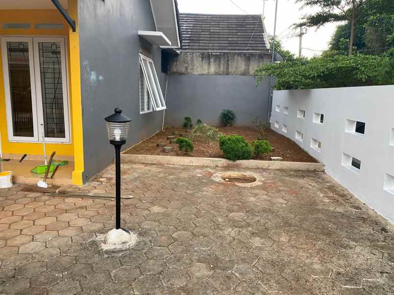 rumah hook strategis di bella residence depok