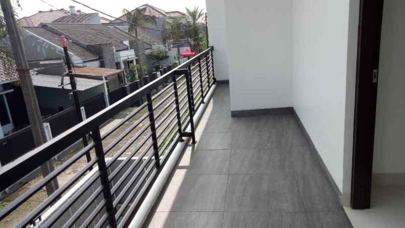 rumah jalan raya cirendeu