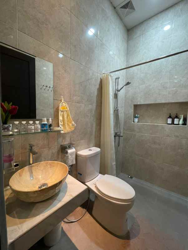 rumah jatiwaringin asri