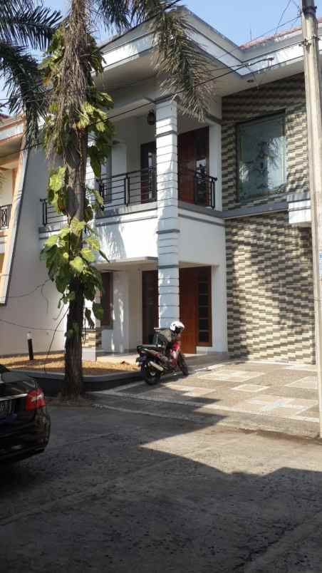 rumah jl jatiwaringin pondok