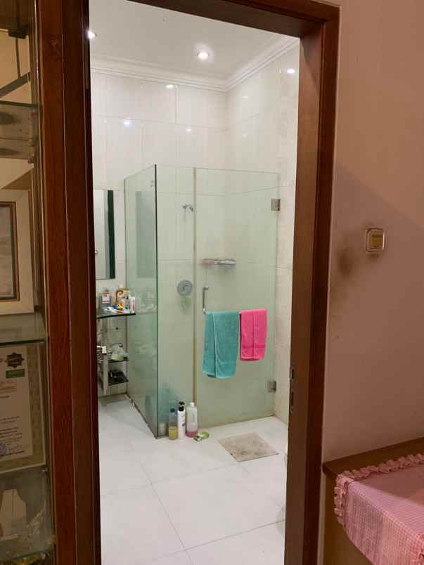 rumah mewah modern lokasi dekat plaza araya