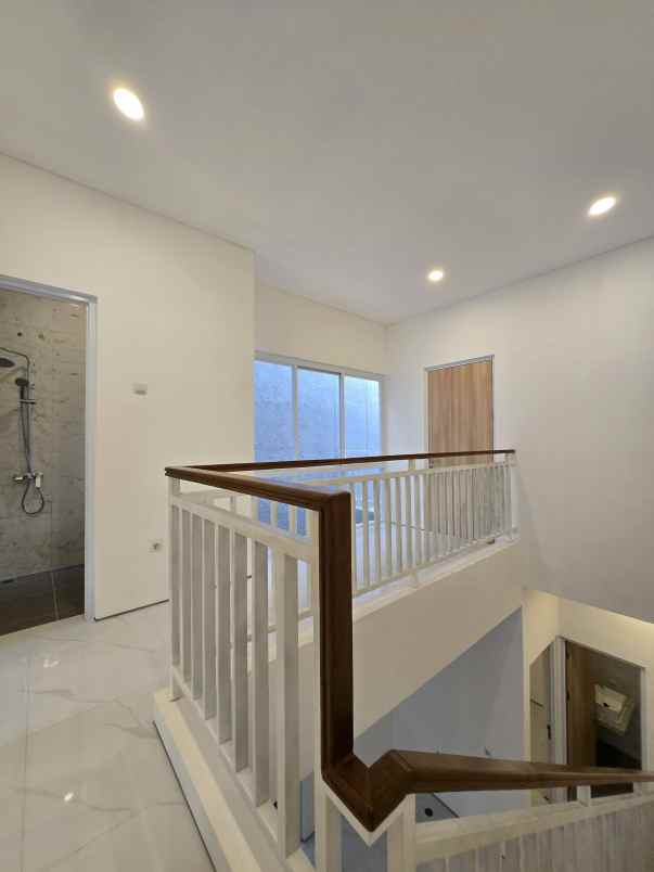 rumah modern dalam komplek di pondok kelapa jaktim