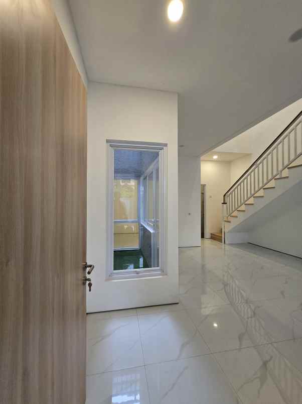 rumah modern dalam komplek di pondok kelapa jaktim