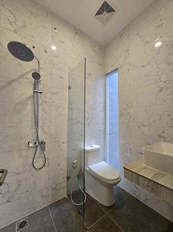 rumah modern dalam komplek di pondok kelapa jaktim