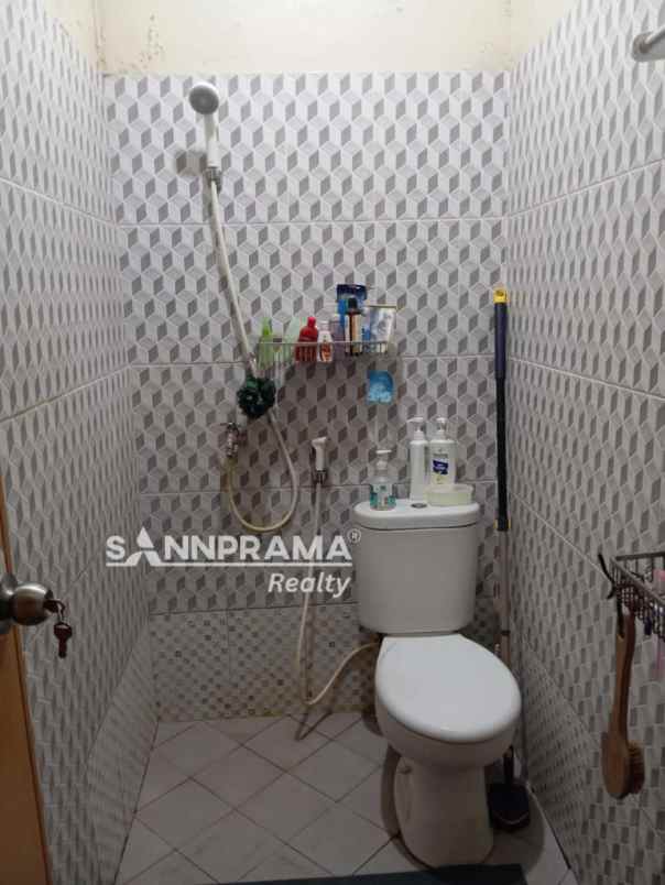 rumah seken dalam perumahan nuri bintaro ash