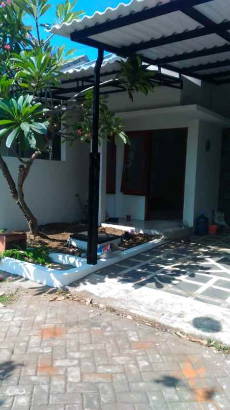 rumah tenggilis carport 1 mobil