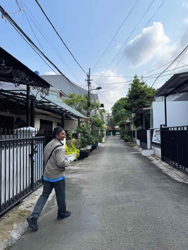 rumah terawat apik di pondok bambu duren sawit