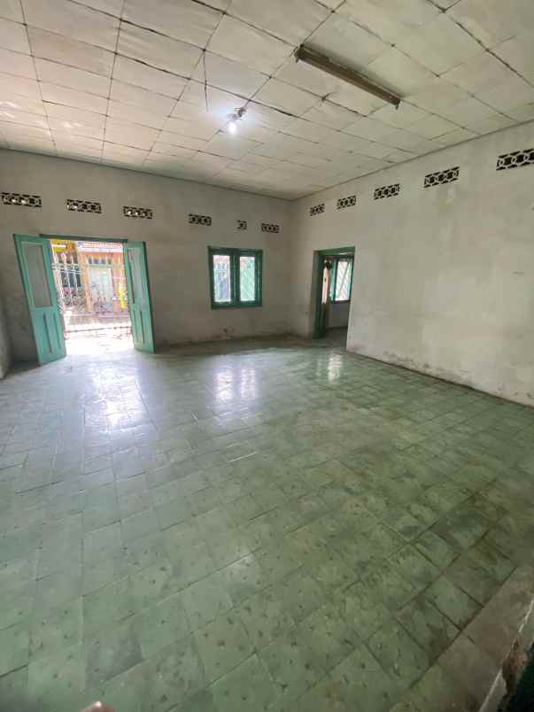 toko dan rumah persis di depan pasar bung karno