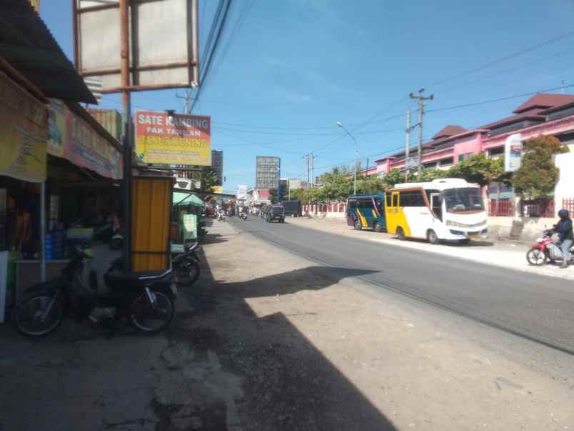 toko dan rumah persis di depan pasar bung karno