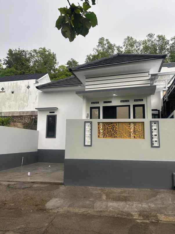 dijual rumah 2 km ke alun paseban