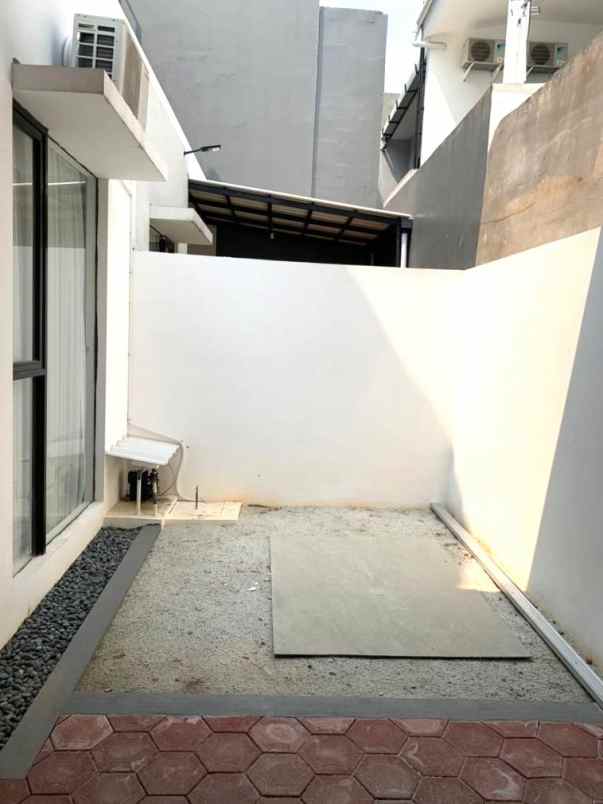 dijual rumah cluster jura metland