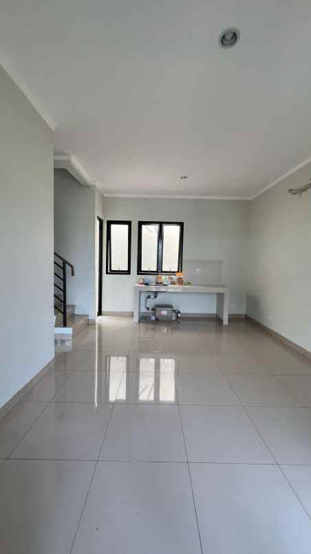 dijual rumah cluster regia summarecon