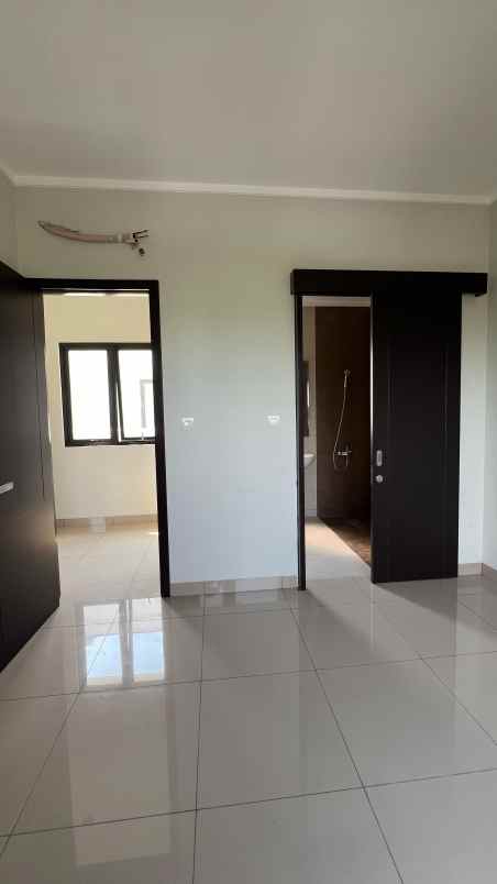 dijual rumah cluster regia summarecon