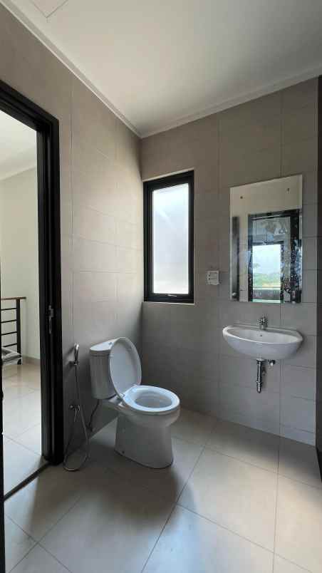 dijual rumah cluster regia summarecon