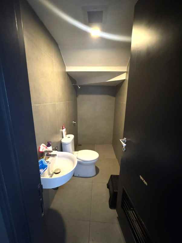 dijual rumah cluster wisteria metland