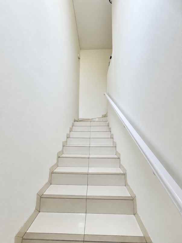 dijual rumah cluster zebrina jgc