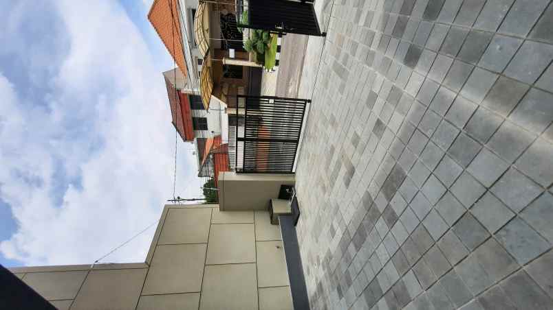 dijual rumah darmo permai selatan