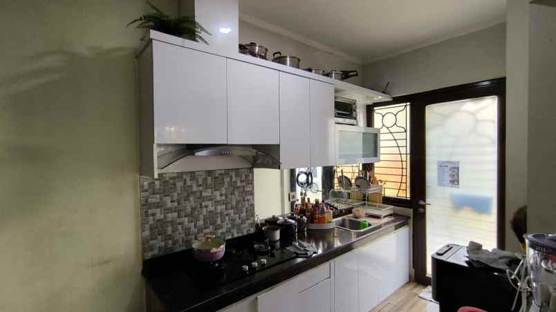 dijual rumah dekat mall di burgundy summarecon bekasi