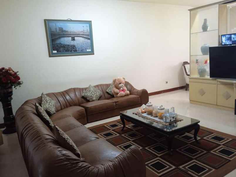 dijual rumah dharmahusada utara