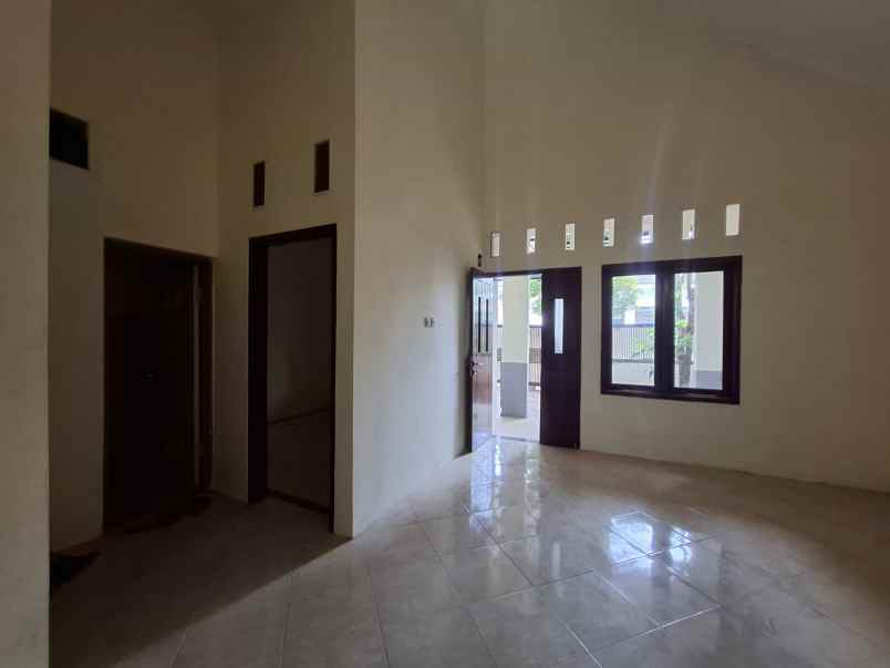 dijual rumah di taman kota ciperna