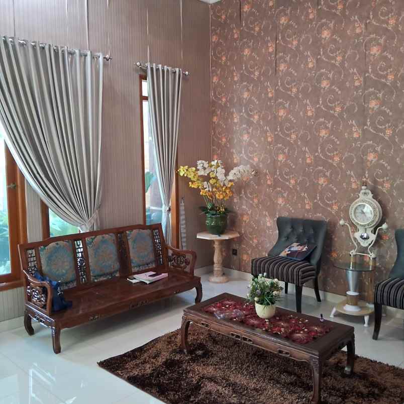 dijual rumah dianggrek loka graha raya