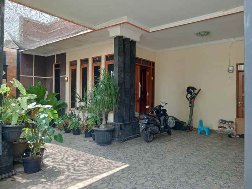 dijual rumah dianggrek loka graha raya