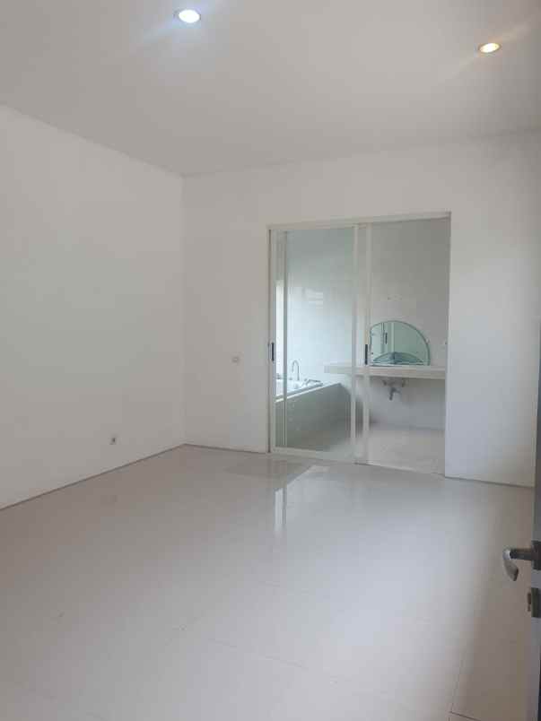 dijual rumah graha natura