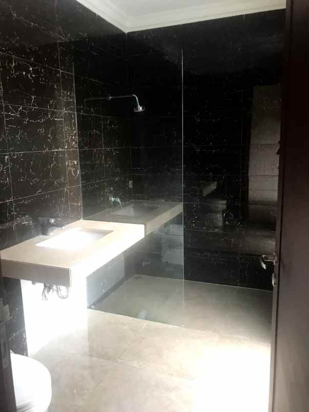 dijual rumah graha natura