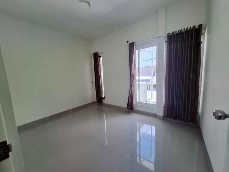 dijual rumah green mansion lontar