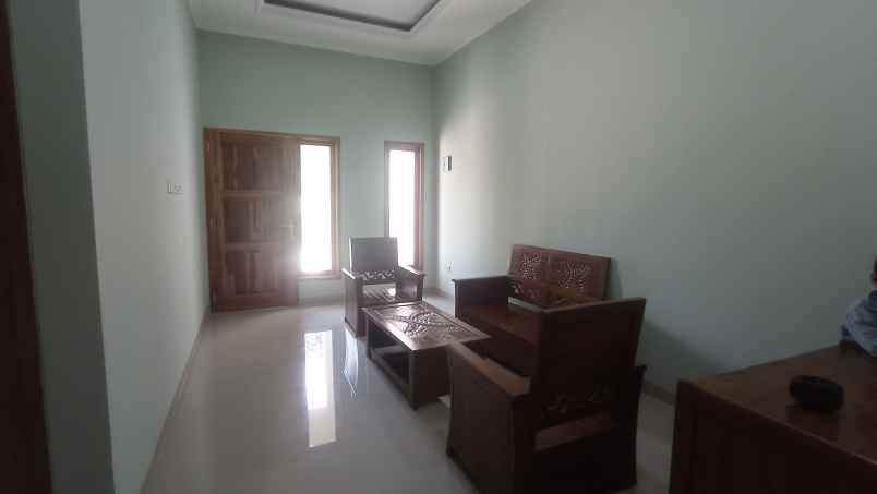 dijual rumah jalan raya kalibar