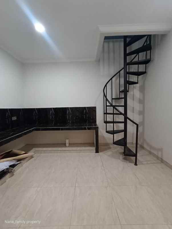 dijual rumah jalan raya kembangan joglo