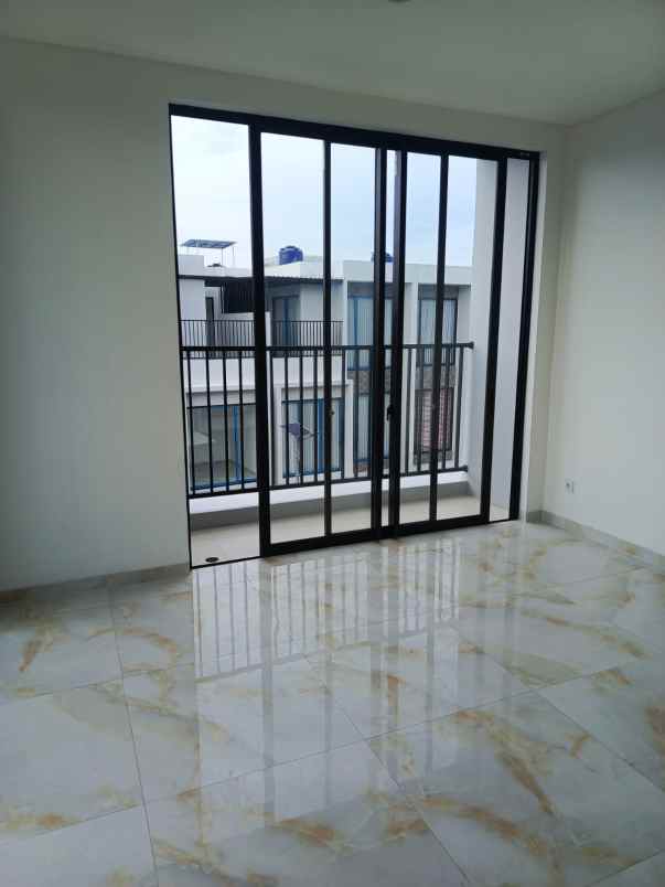 dijual rumah jalan raya kembangan puri