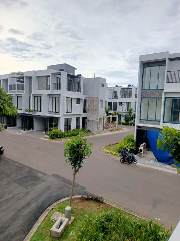 dijual rumah jalan raya kembangan puri