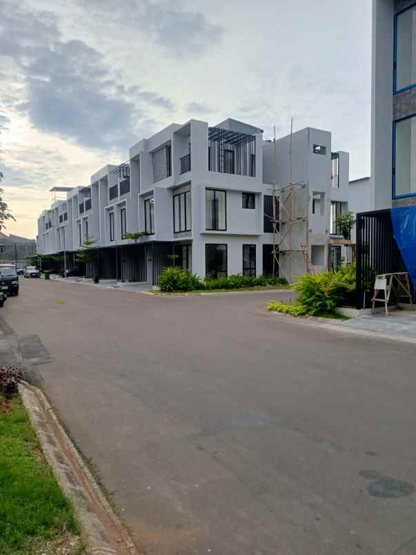 dijual rumah jalan raya kembangan puri