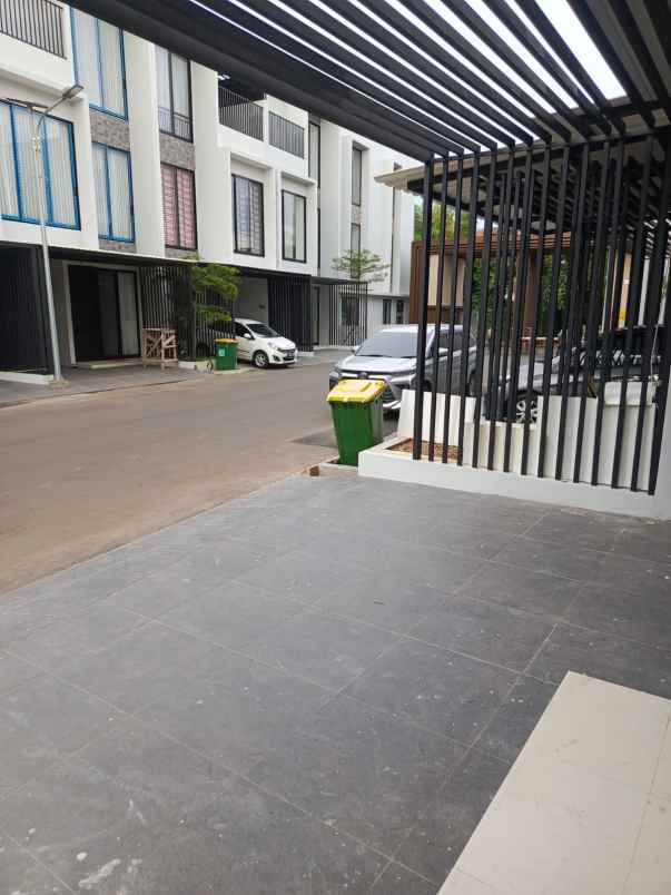 dijual rumah jalan raya kembangan puri