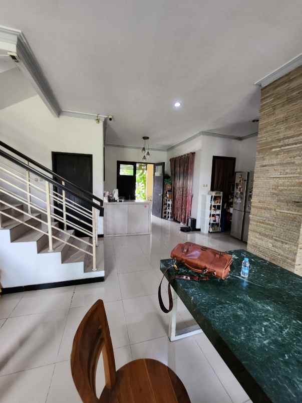 dijual rumah jalan royal residence